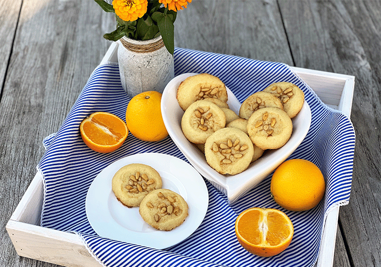 Orangen-Kekse mit Pinienkernen