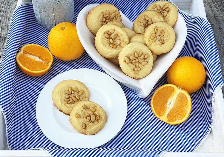 Orangen-Kekse mit Pinienkernen