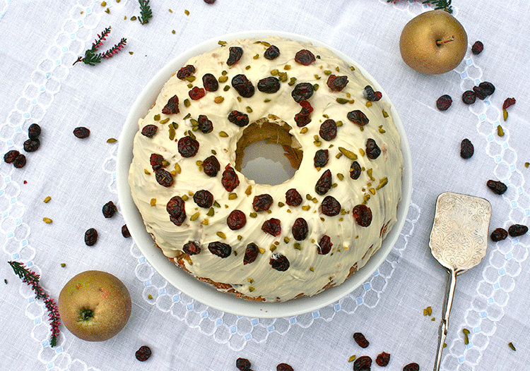 Apfel-Kardamom-Gugelhupf mit weißem Schokoladenguss