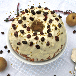 Apfel-Kardamom-Gugelhupf mit Guss aus weißer Schokolade