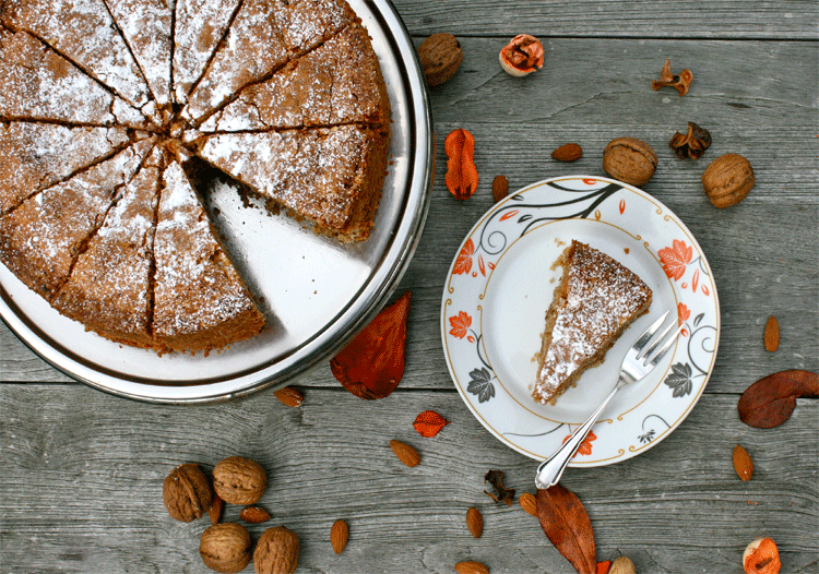 Amaretto Nusskuchen mit Herbstdekoration