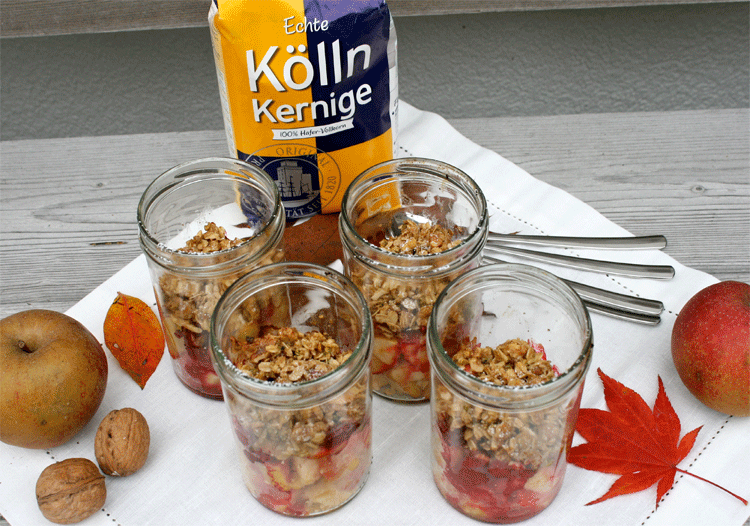 Knusperdesser mit Äpfeln und Himbeeren