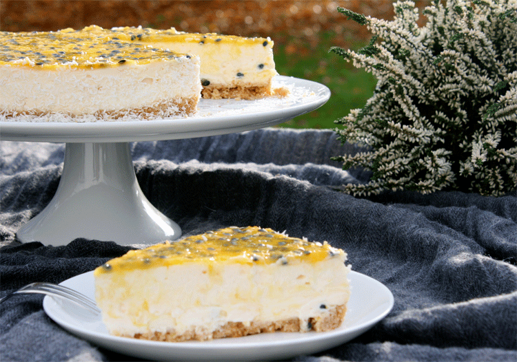 Käsekuchen mit Maracujaspiegel und Kokos