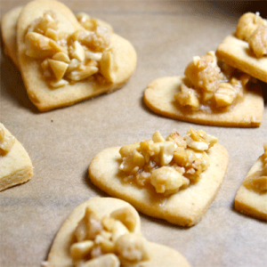 Leckere Herzen mit Erdnuss-Topping