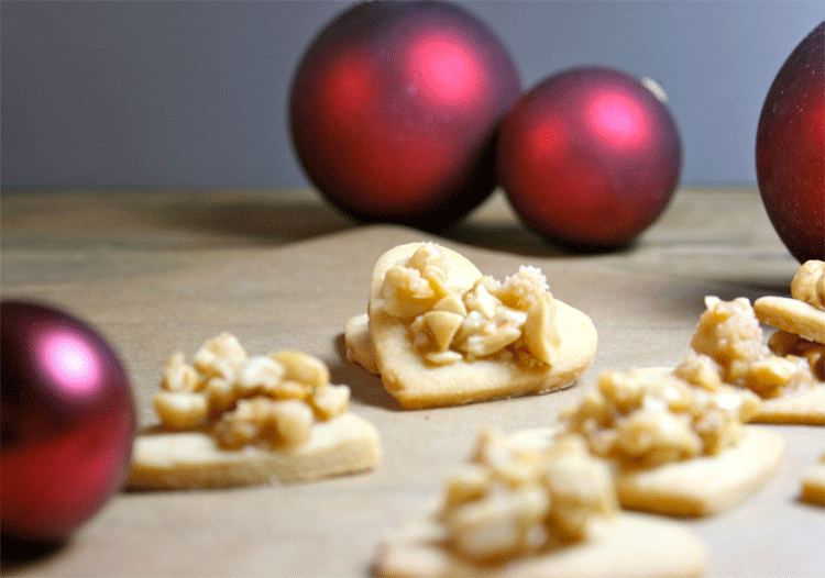 Weihnachtliche Erdnuss-Herzen