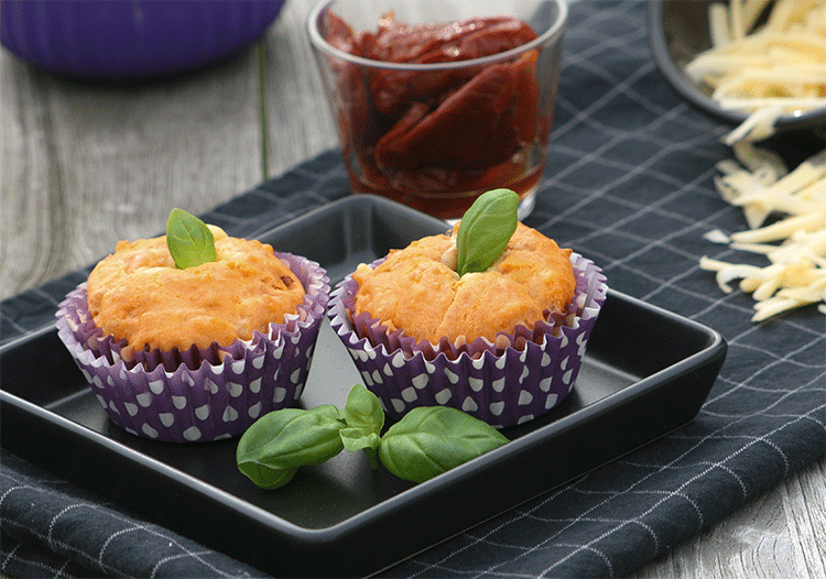 Herzhafte Muffins mit Tomaten und Käse