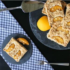 Blechkuchen mit Pfirsich und Streuseln