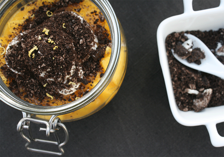 Mascarpone-Oreo-Dessert mit frischer Mango