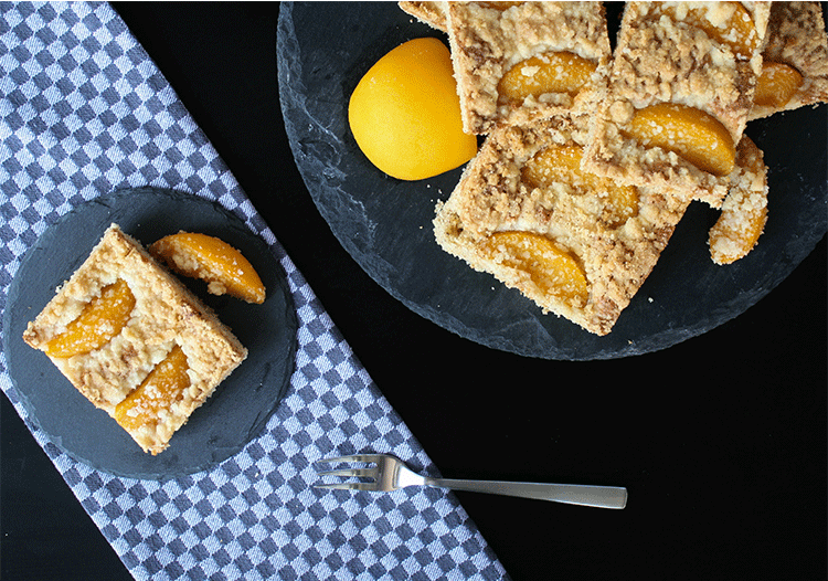 Pfirsich-Blechkuchen mit Streuseln