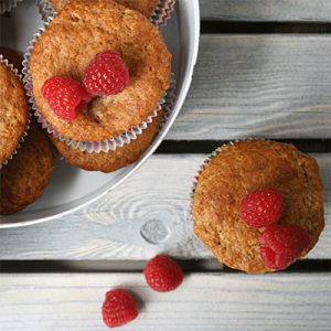 Kernige Muffins mit frischen Heidelbeeren