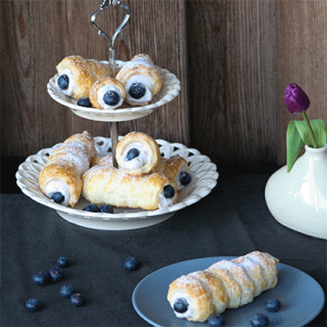 Blätterteig-Schillerlocken und Schaumrollen mit Blaubeerquark-Creme