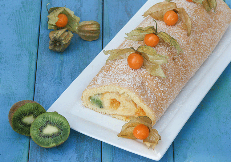 Biskuitrolle mit exotischen Früchten