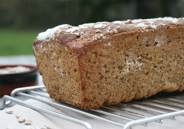 Möhrenkruste -Gesundes Brot mit Möhren und Sonnenblumenkernen