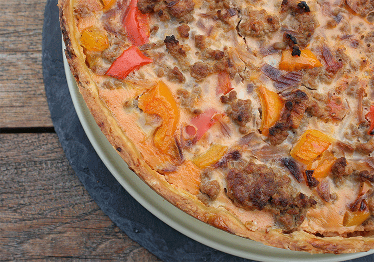 Herzhafter Kuchen mit Hackfleisch und Paprika