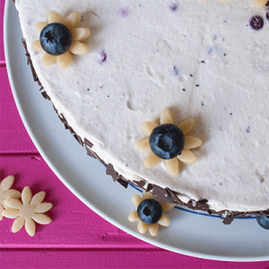 Sahnetorte mit Waldheidelbeeren