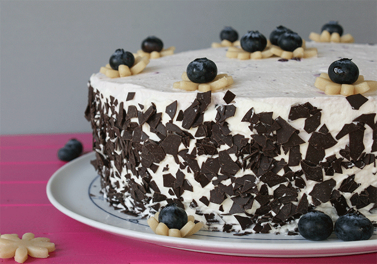 Sahnetorte mit Heidelbeeren