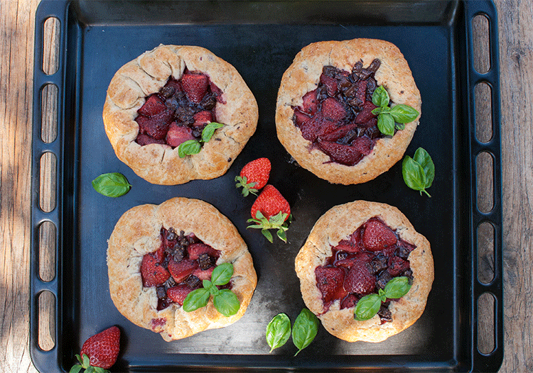 Im Ofen gebacken und fruchtig gefüllt - Gelettes mit Erdbeeren und Schoko