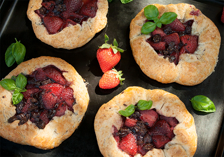Fruchtig gefüllte Galettes aus dem Backofen