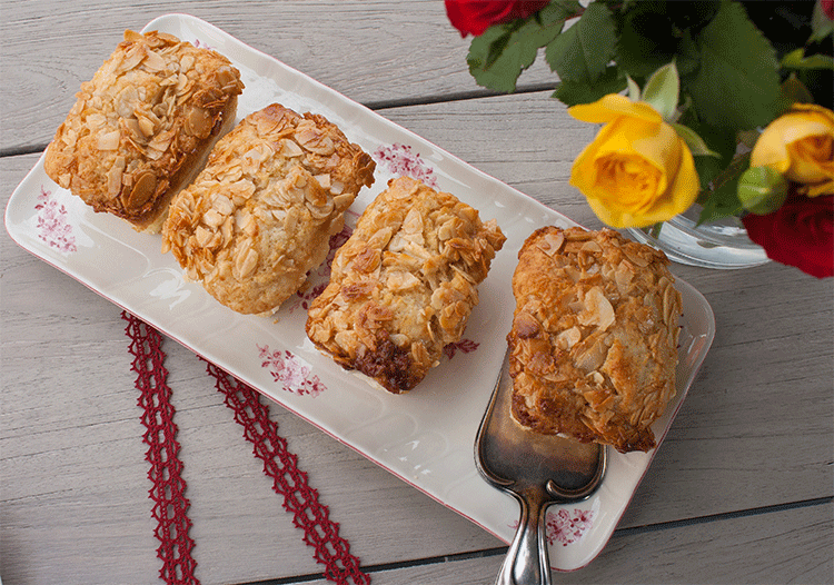 Bienenstichmuffins mit Amaretto-Vanillecreme