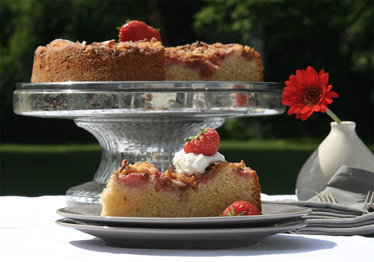 Sommergenuss! Versunkener Erdbeerkuchen mit Krokant