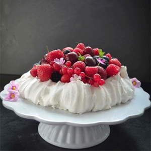 Sommerliche Pavlova mit Beeren