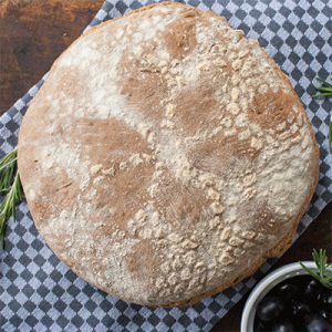 Dinkelbrot mit Oliven und getrockneten Tomaten