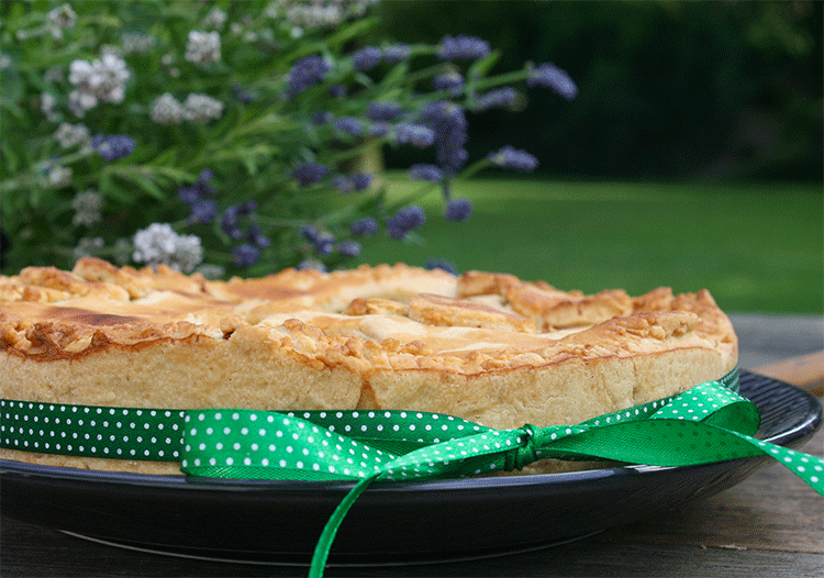 Typisch irisch - warmer gedeckter Apfelkuchen