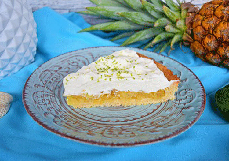 Ananas-Kuchen mit Puddingcreme und Limettensahne