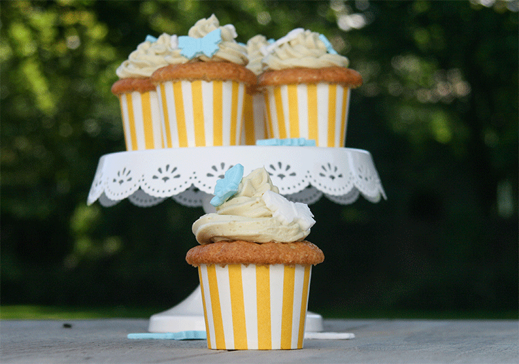 Sommerliche Cupcakes mit Mango und Matcha-Topping