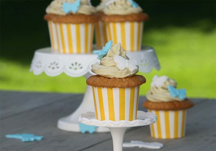 Fruchtige Mango-Cupcakes mit Matcha-Topping