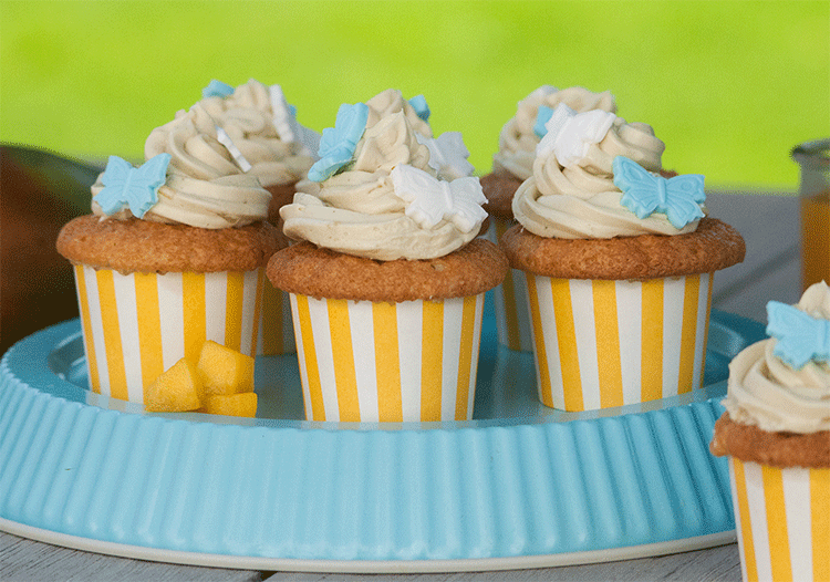 Exotische Mango Cupcakes mit Matcha-Topping