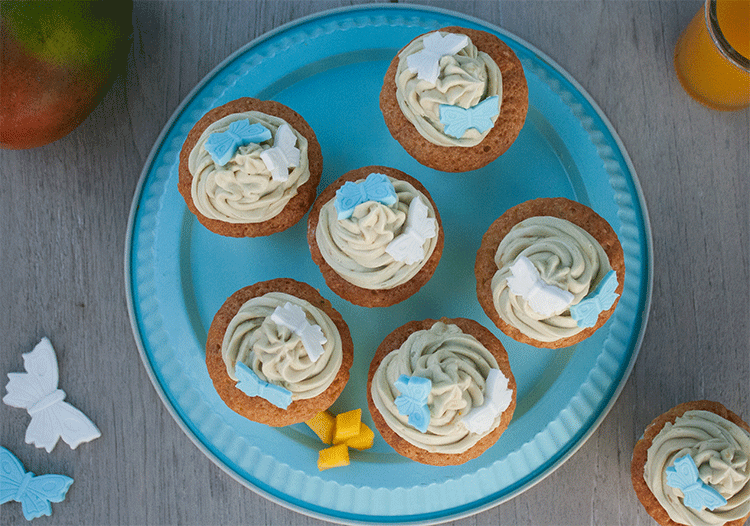 Cupcakes mit Mangos und grünem Tee-Topping von oben