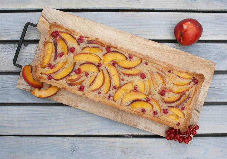 Sommertarte mit Nektarinen, Mandelcreme und knusprigem Mürbeteig