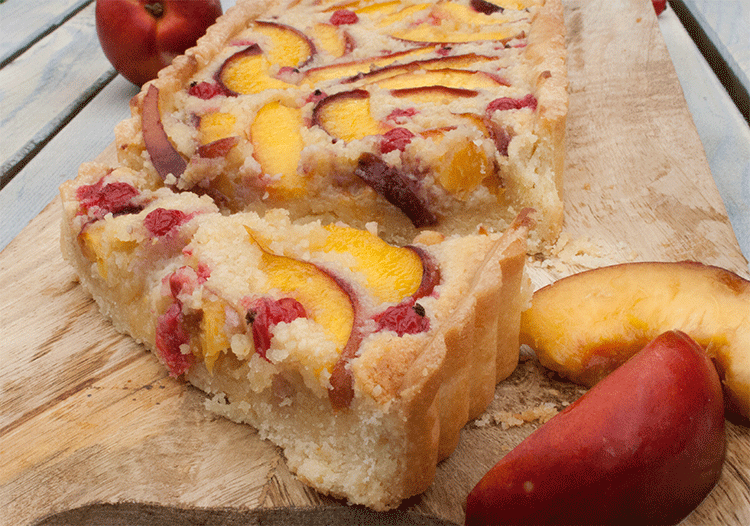 Tarte mit Frangipane und eingelegten Nektarinen