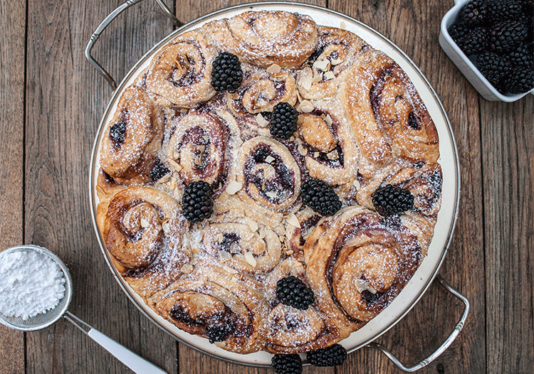 Schneckenkuchen mit Brombeeren