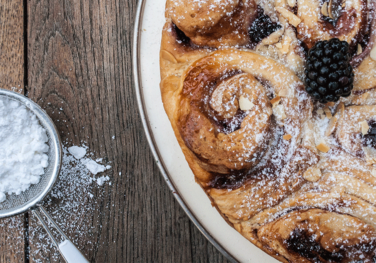 Hefeschnecken-Kuchen mit Brombeeren