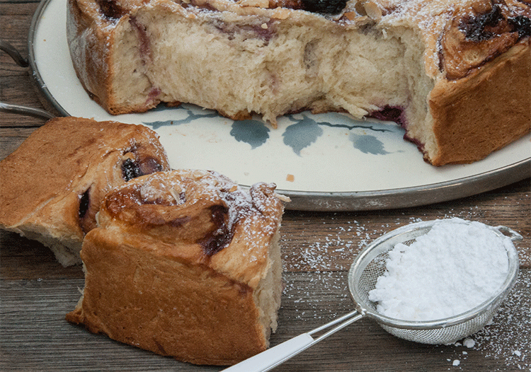 Einfach abzupfen und genießen - Hefeschneckenkuchen mit Brombeeren