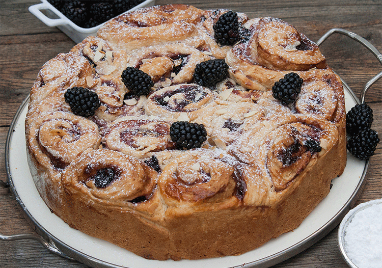 Mit Brombeeren gefüllter Schneckenkuchen