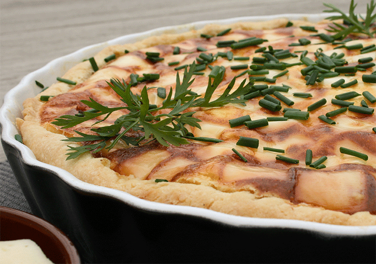 Herhaft gefüllt - Quiche mit Möhren und Kräuterquark