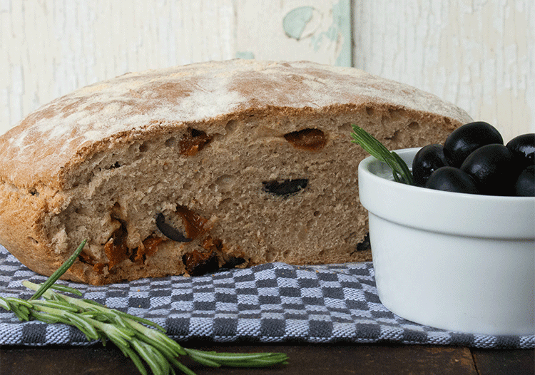 Olivenbrot mit eingelegten Tomaten