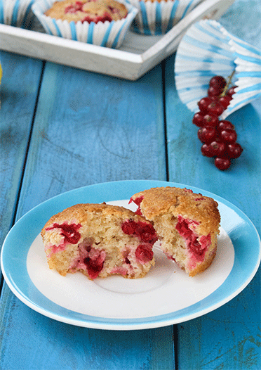 Lockere Muffins mit gemahlenen Mandeln und frischen Johannisbeeren