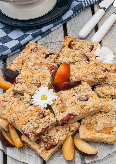 Blechkuchen mit Pflaumen und Streuseln