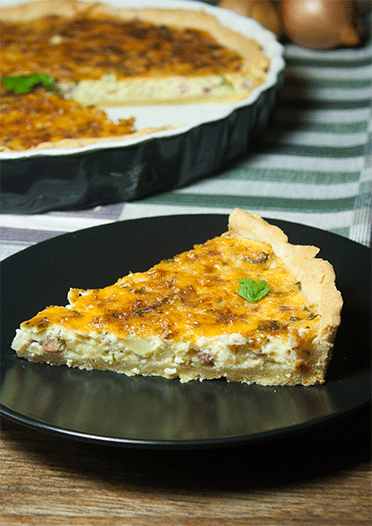 Herzhafte Zwiebel-Quiches mit Speckwürfeln