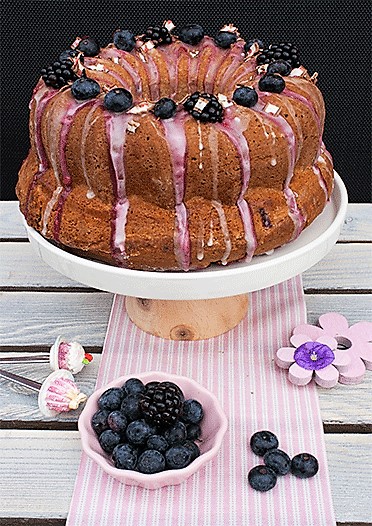 Gugelhupf mit Heidelbeeren und Brombeeren