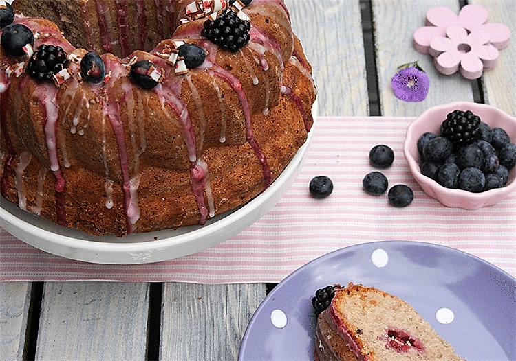 Herrlich locker und saftig - Beeren-Joghurt-Gugelhupf