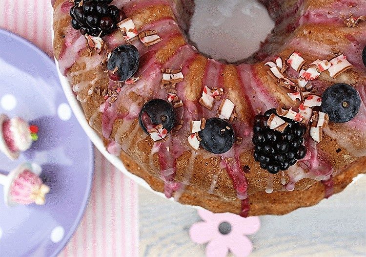 Joghurt-Gugelhupf mit saftigen Beeren