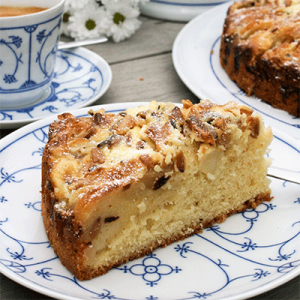 Apfelkuchen mit Crème fraîche und gerösteten Mandeln