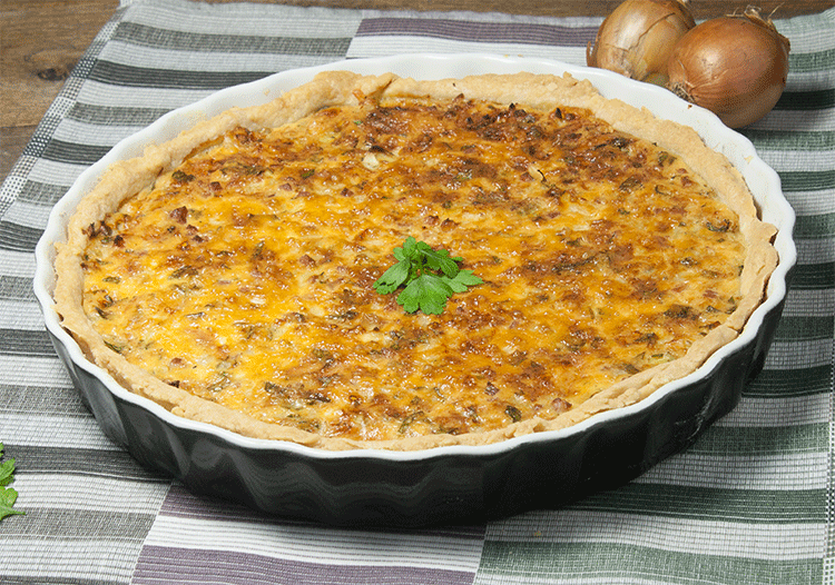 Herzhafte Quiche mit Zwiebel und Speckwürfeln