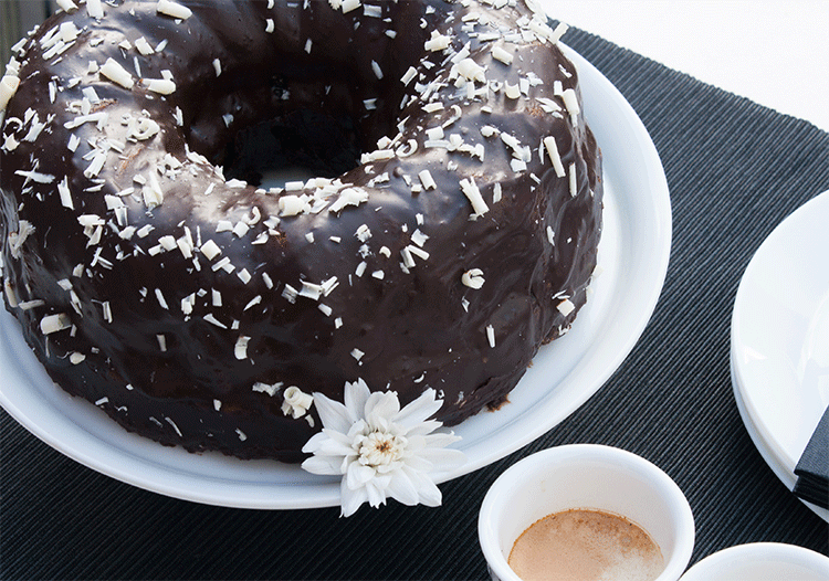 Marmor-Kirsch-Kuchen mit glänzender Schokoglasur