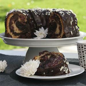 Marmor Gugelhupf mit saftigen Kirschen